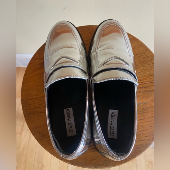 Steve Madden Silver Chrome Metallic Loafers Size 9.5 - Picture 2 of 6